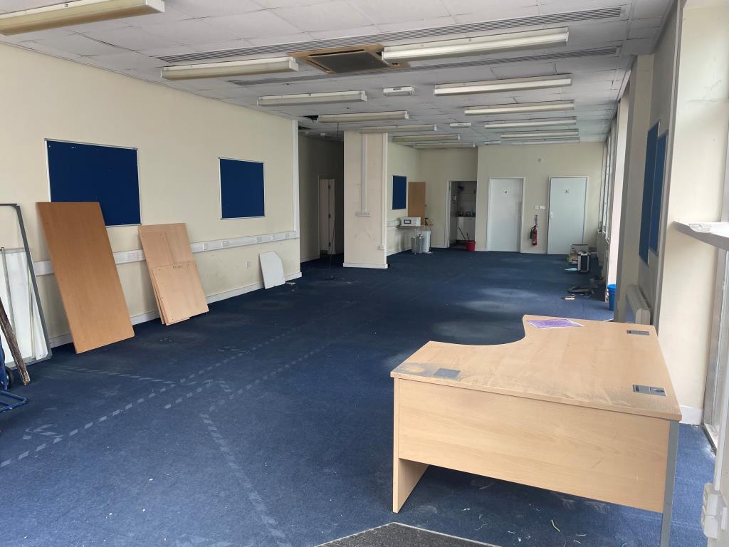 Lot: 161 - SUBSTANTIAL COMMERCIAL PREMISES WITH PLANNING FOR CONVERSION - Ground floor open plan office room